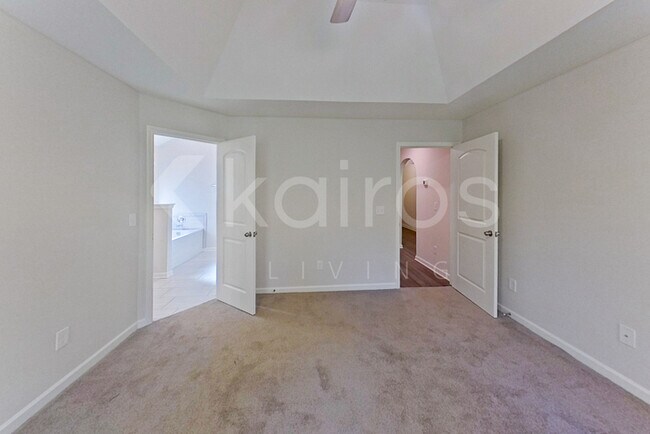 Building Photo - 751 Park Ln