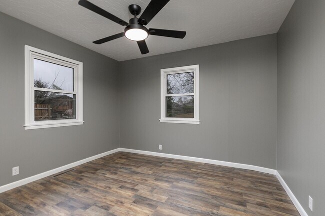Building Photo - SOUTH SPRINGFIELD HOME (Kickapoo and Cherokee Schools) -- 3 Bed | 1.5 Bath | 2 Car Garage -- LARG...
