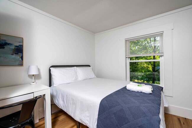 Building Photo - Charming Renovated 1950s Home for Rent in ...