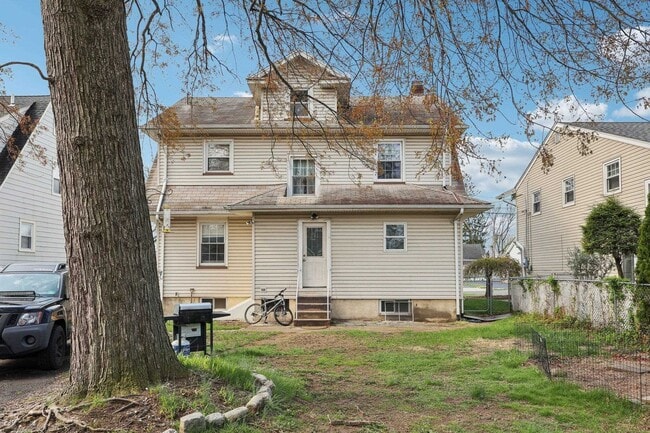Building Photo - 48 Marinus St