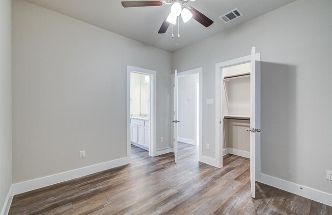 Building Photo - 1741 Cove Cres Ct