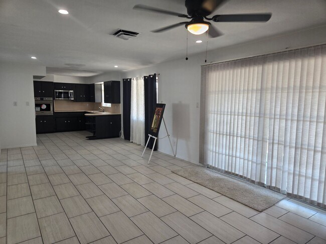 Building Photo - Cozy 3 bed, 2 bath home in Phoenix, No HOA!