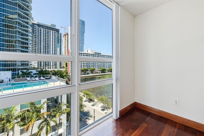 Building Photo - 2000 N Bayshore Dr
