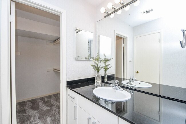 Building Photo - 1116 Bering Dr