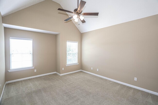 Building Photo - 1315 York Dr