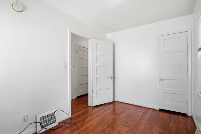 Building Photo - 3432 Woodside St