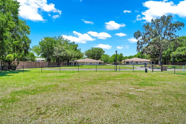 Building Photo - 2011 Villa Sites Dr
