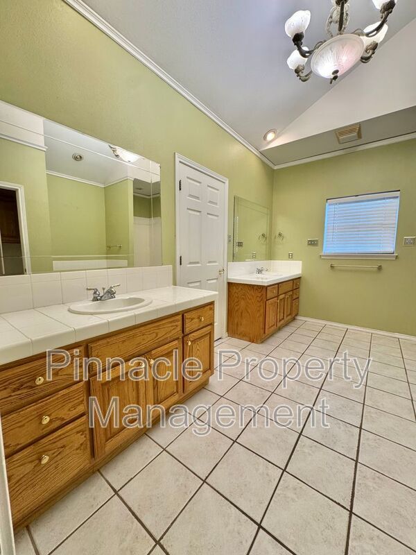 Building Photo - 1 Southridge Dr