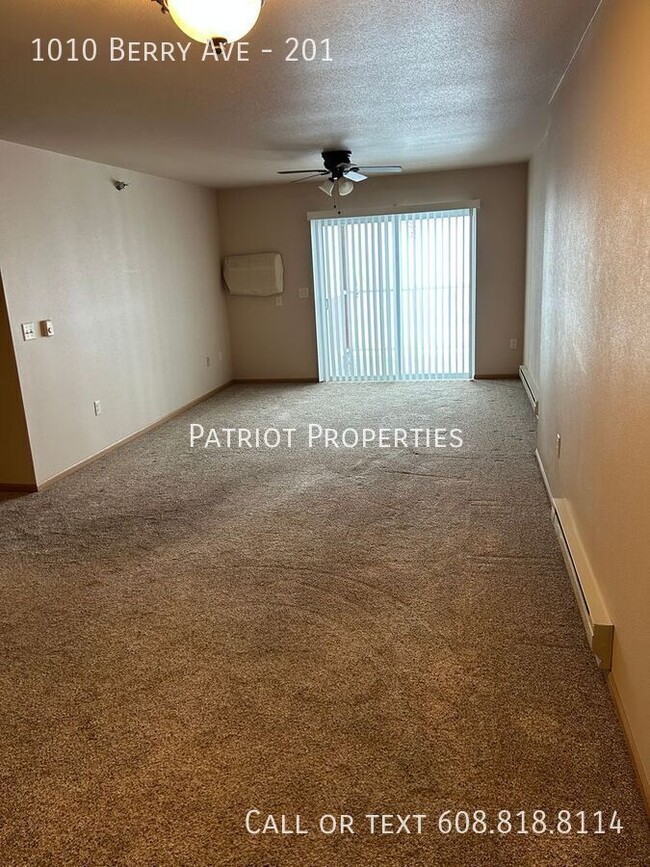 Building Photo - LUXURY APARTMENT WITH FITNESS CENTER INCLU...