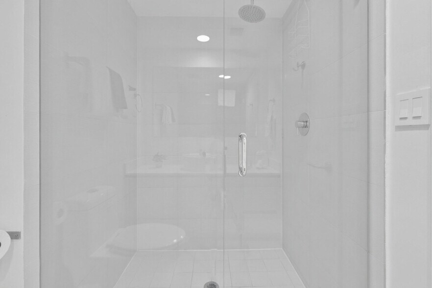 Building Photo - 2602 E Hallandale Beach Blvd