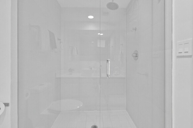 Building Photo - 2602 E Hallandale Beach Blvd
