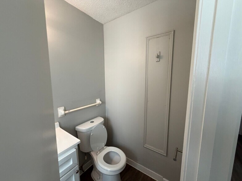 Building Photo - 6360 Greenbriar Dr