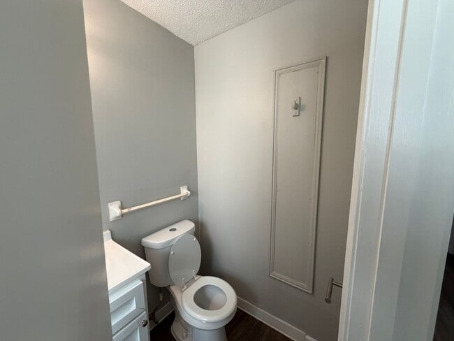 Building Photo - 6360 Greenbriar Dr