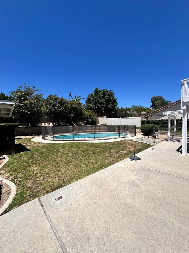 Building Photo - Santa Paula - Spacious pool home in wonder...
