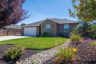 Building Photo - Newer Home for Rent in North Redding CA | $500 Off, Solar, Garage, Fenced Yard