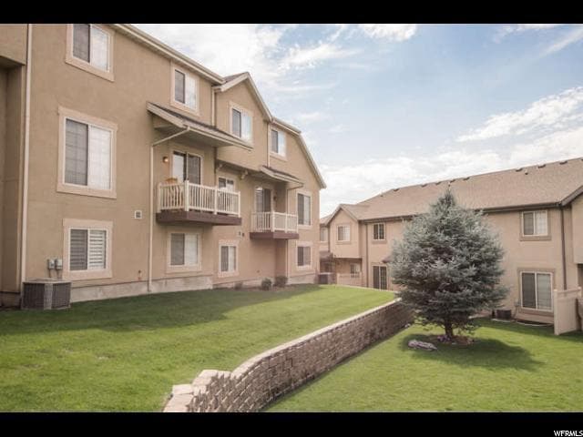 Building Photo - Lovely Townhome Conveniently Located Near ...