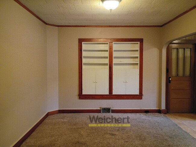 Building Photo - 3BR Home with Basement, Screened Porch & Garage