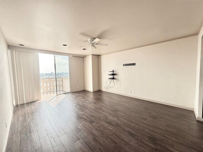 Building Photo - 2016 Main St