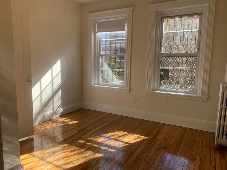 Building Photo - 1626 Comm.Ave Unit 12