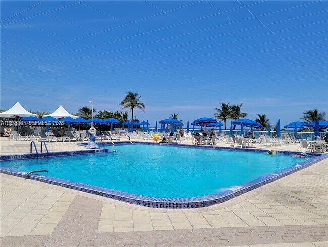 Building Photo - 2030 S Ocean Dr