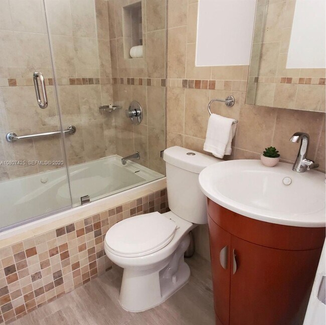 Building Photo - Beautiful waterfront townhouse in the heart of Miami