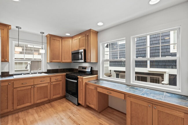 Building Photo - 910 N 74th St