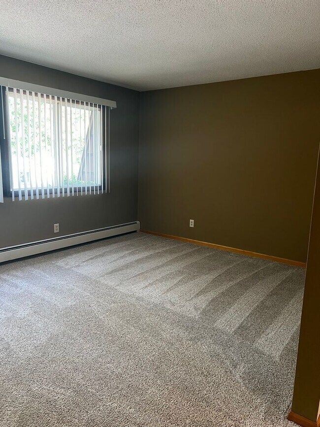 Building Photo - Tudor 3205