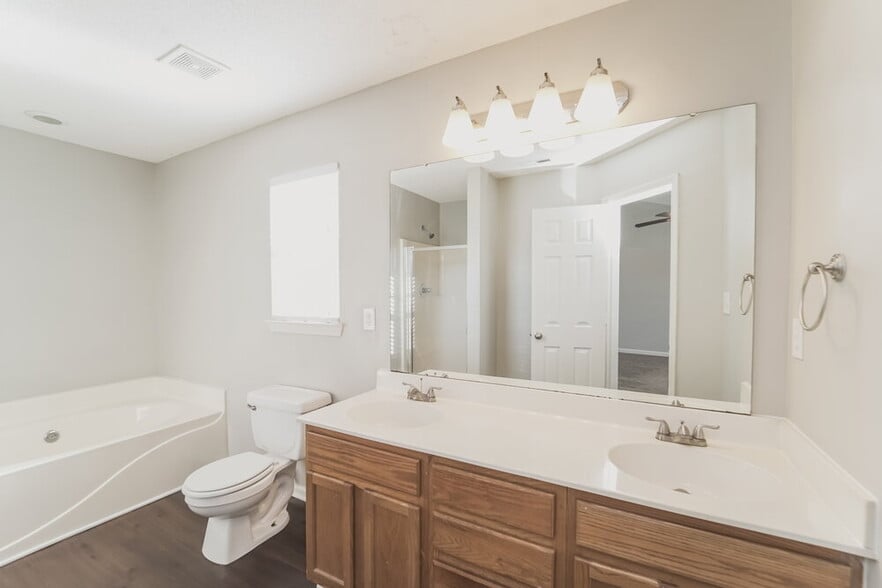 Building Photo - 2700 Hampton View Ct