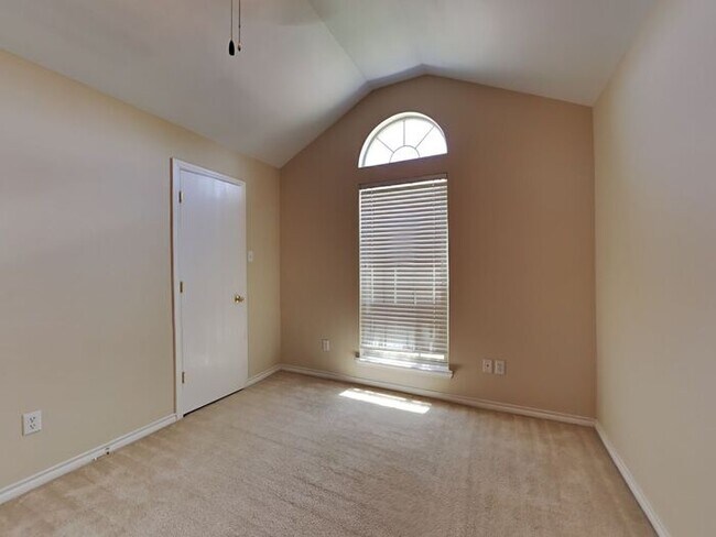 Building Photo - *No App Fee.*$1,000 off First Month* move ...
