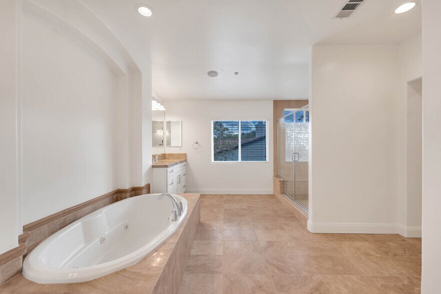 Primary En Suite Jetted Tub - 12215 Delante Ct