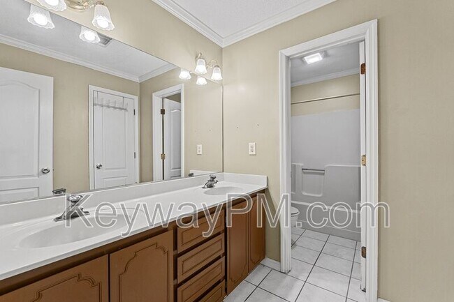 Building Photo - 15 Mulberry Ln