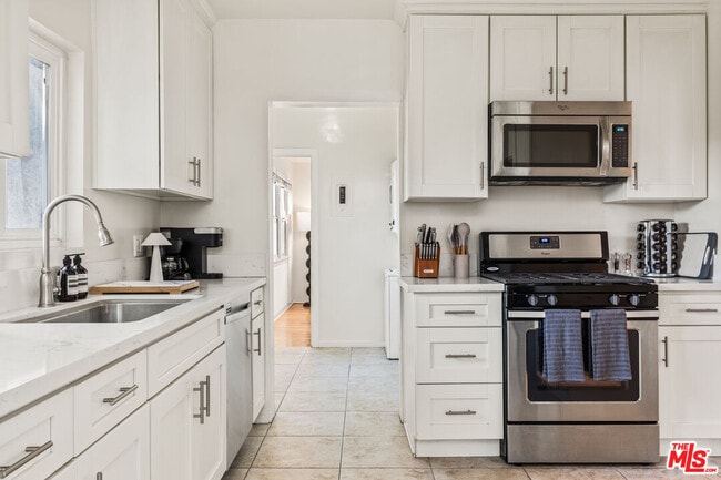 Building Photo - 329 S Reeves Dr