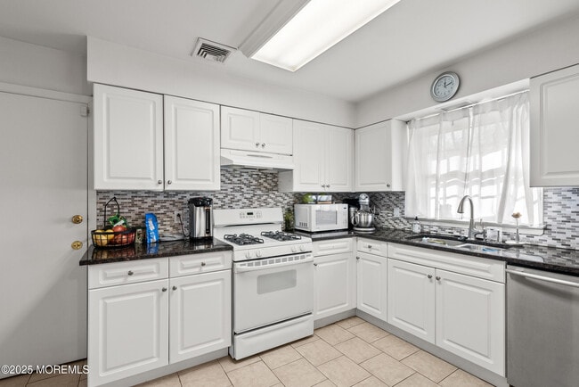 Building Photo - 404 Brookside Ave