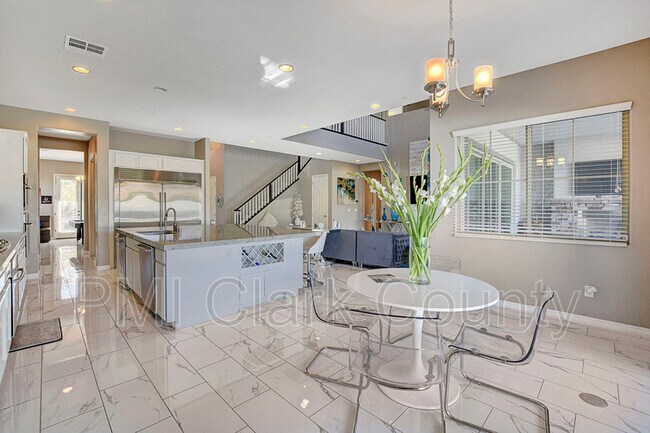 Building Photo - 320 Oakrun Ct