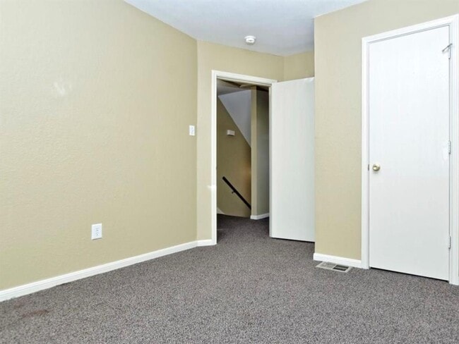 Building Photo - 554 E Cedar St