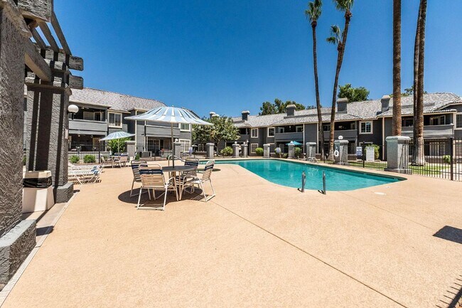 Building Photo - Spacious 3 Bed/2 Bath Home in Lush Crestvi...