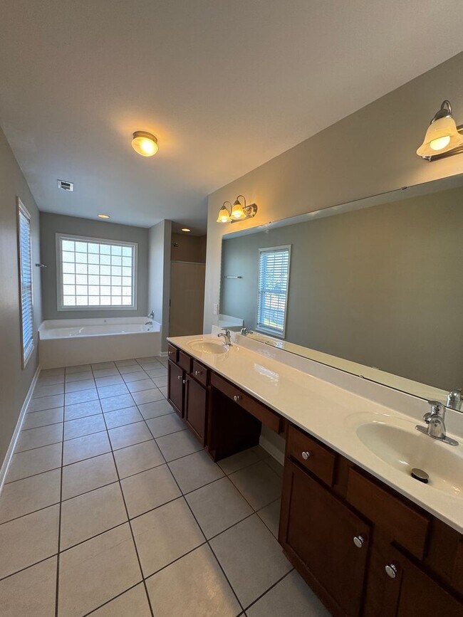 Building Photo - Spacious 3 Bed 2.5 Bath Home with Fenced Yard