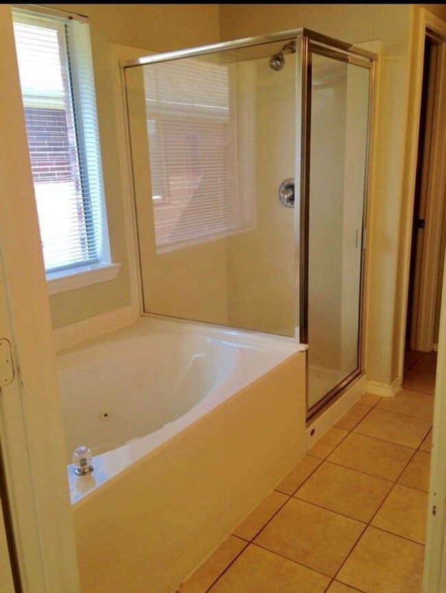 Building Photo - 2529 Artesia Dr
