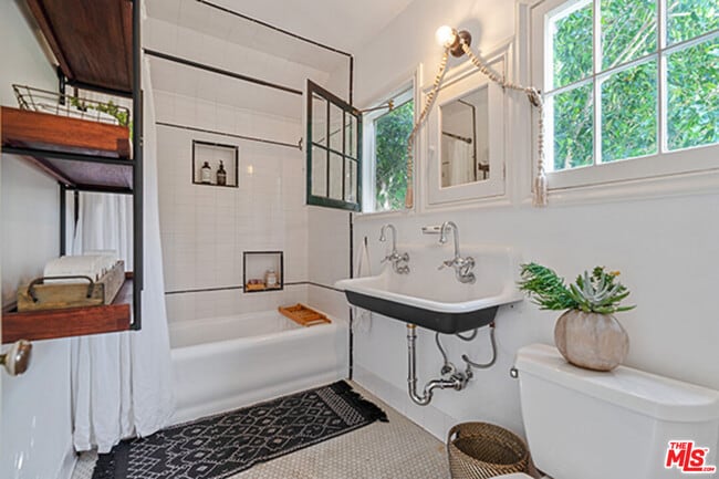 Building Photo - 6402 Ivarene Ave