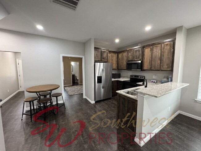 Building Photo - Modern 3 Bed / 3 Bath Duplex Near Campus – Lawncare Included!