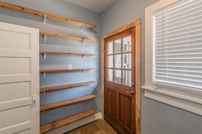 Building Photo - ADORABLE home in Ryan Place