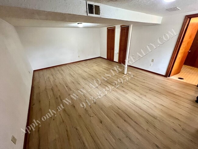 Building Photo - Darling 4 Bed 2 Bath Ranch in Olathe-Available NOW!!