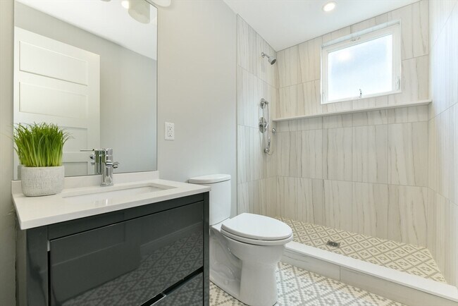 Building Photo - 14-16-16 Newport St