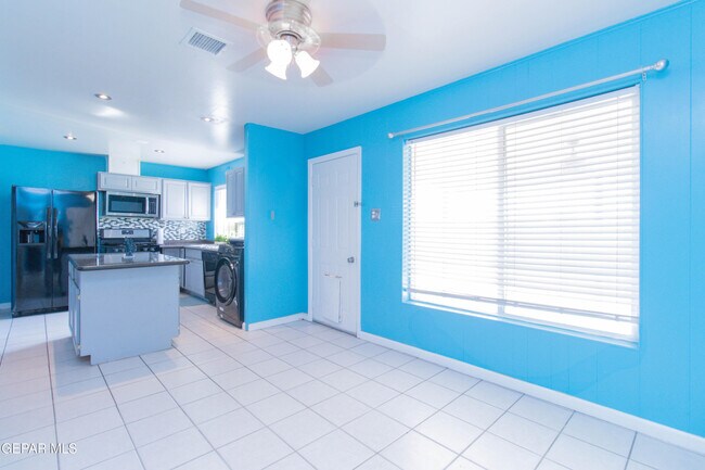 Building Photo - 451 Borrett St