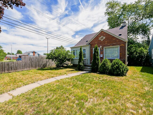 Building Photo - Charming Royal Oak Bungalow Near Downtown!