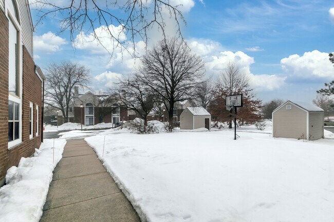 Shared outdoor space - 515 Donofrio Dr