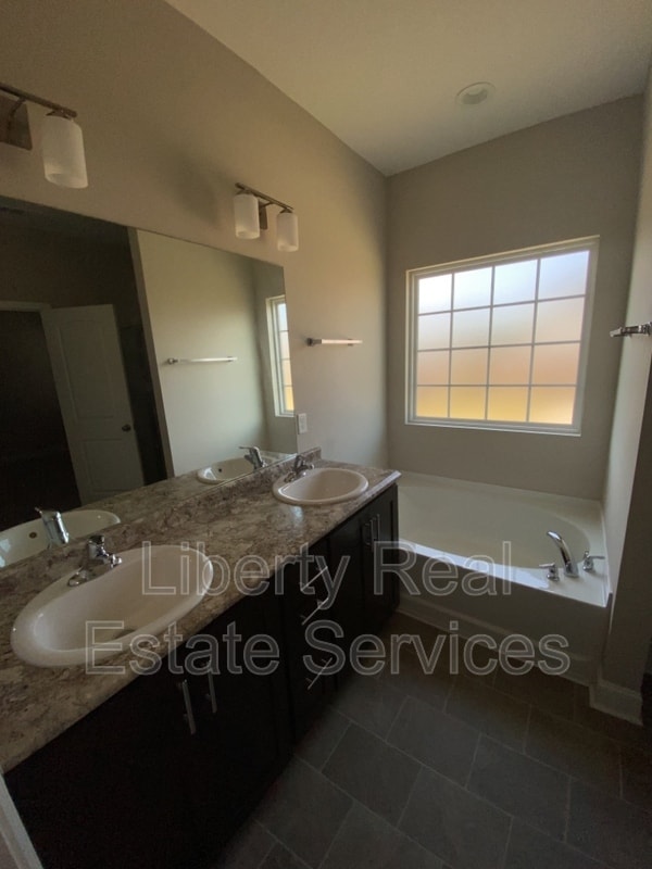 Building Photo - 729 Burke Dr