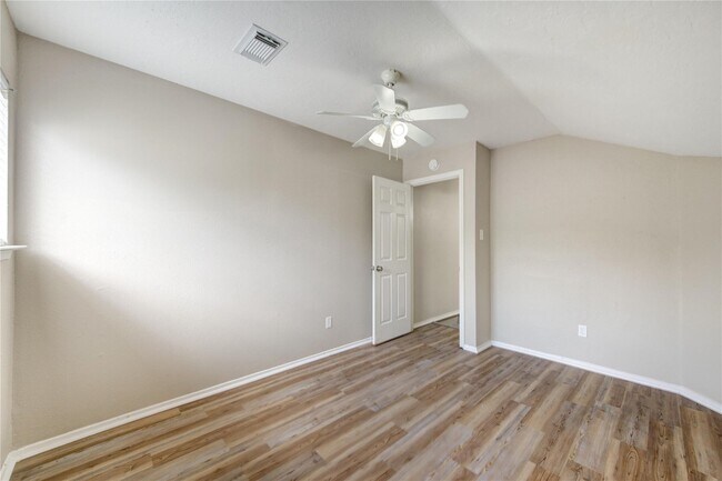 Building Photo - 5255 Beaverbrook Dr