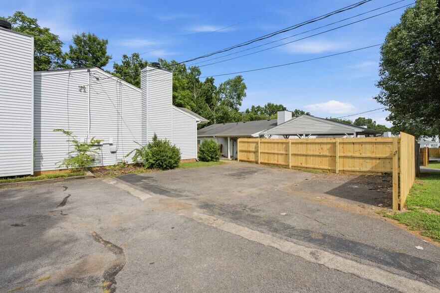 Building Photo - 944 Patio Dr