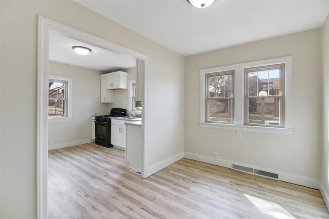Building Photo - 5 bed, 3 bath updated home on Campus -  AVAILABLE AUGUST 2026